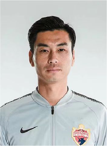 一进房间，便见到断了一只手的威廉，此时正跪在地上痛哭流涕。